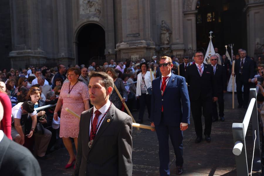 El extenso cortejo ha mezclado los elementos civiles y religiosos en un colorido desfile que ha sido seguido por miles de personas en la calle. Puede ver más fotos del Corpus en  este enlace . 