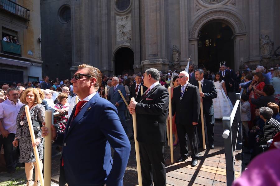 El extenso cortejo ha mezclado los elementos civiles y religiosos en un colorido desfile que ha sido seguido por miles de personas en la calle. Puede ver más fotos del Corpus en  este enlace . 