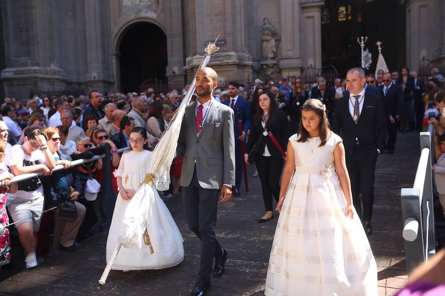 El extenso cortejo ha mezclado los elementos civiles y religiosos en un colorido desfile que ha sido seguido por miles de personas en la calle. Puede ver más fotos del Corpus en  este enlace . 