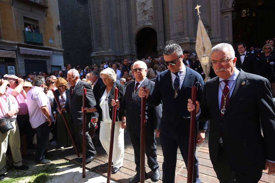 El extenso cortejo ha mezclado los elementos civiles y religiosos en un colorido desfile que ha sido seguido por miles de personas en la calle. Puede ver más fotos del Corpus en  este enlace . 