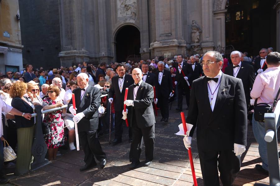 El extenso cortejo ha mezclado los elementos civiles y religiosos en un colorido desfile que ha sido seguido por miles de personas en la calle. Puede ver más fotos del Corpus en  este enlace . 