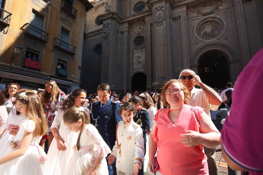 El extenso cortejo ha mezclado los elementos civiles y religiosos en un colorido desfile que ha sido seguido por miles de personas en la calle. Puede ver más fotos del Corpus en  este enlace . 