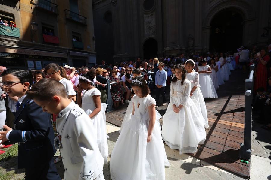 El extenso cortejo ha mezclado los elementos civiles y religiosos en un colorido desfile que ha sido seguido por miles de personas en la calle. Puede ver más fotos del Corpus en  este enlace . 