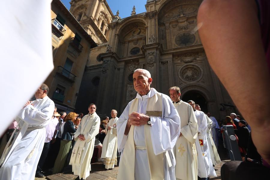 El extenso cortejo ha mezclado los elementos civiles y religiosos en un colorido desfile que ha sido seguido por miles de personas en la calle. Puede ver más fotos del Corpus en  este enlace . 