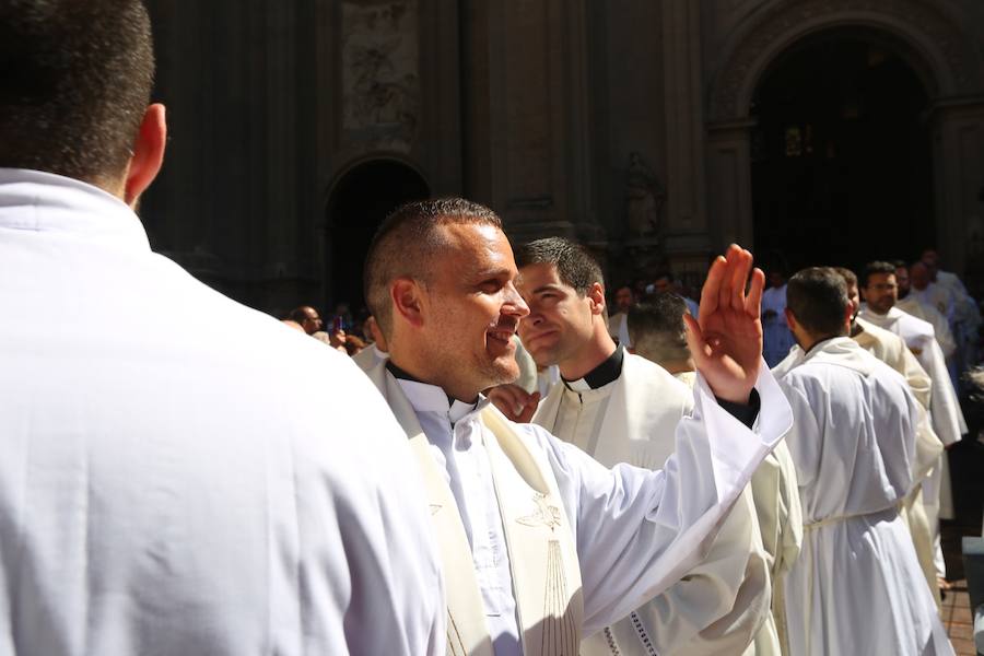 El extenso cortejo ha mezclado los elementos civiles y religiosos en un colorido desfile que ha sido seguido por miles de personas en la calle. Puede ver más fotos del Corpus en  este enlace . 