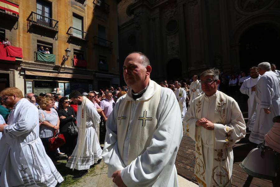 El extenso cortejo ha mezclado los elementos civiles y religiosos en un colorido desfile que ha sido seguido por miles de personas en la calle. Puede ver más fotos del Corpus en  este enlace . 