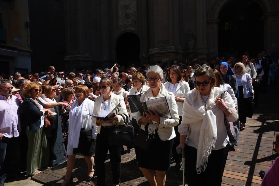 El extenso cortejo ha mezclado los elementos civiles y religiosos en un colorido desfile que ha sido seguido por miles de personas en la calle. Puede ver más fotos del Corpus en  este enlace . 