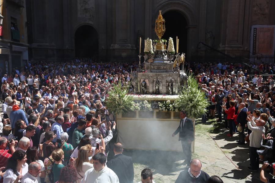 El extenso cortejo ha mezclado los elementos civiles y religiosos en un colorido desfile que ha sido seguido por miles de personas en la calle. Puede ver más fotos del Corpus en  este enlace . 