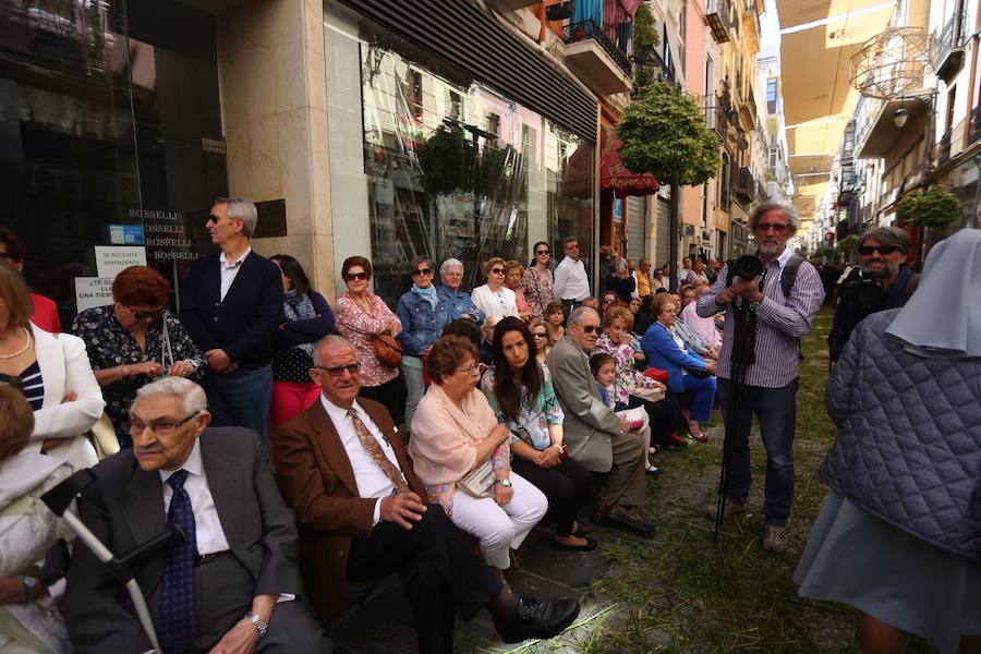 El extenso cortejo ha mezclado los elementos civiles y religiosos en un colorido desfile que ha sido seguido por miles de personas en la calle. Puede ver más fotos del Corpus en  este enlace . 