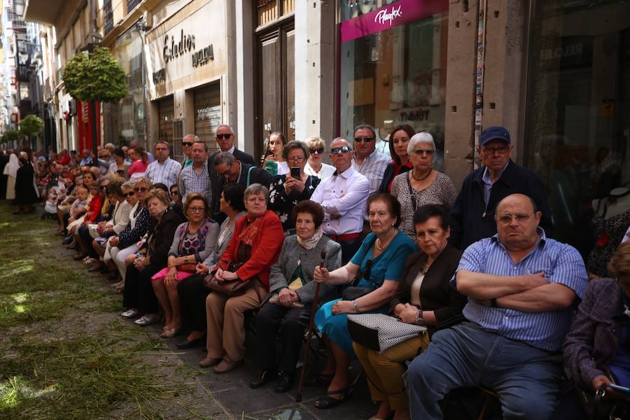 El extenso cortejo ha mezclado los elementos civiles y religiosos en un colorido desfile que ha sido seguido por miles de personas en la calle. Puede ver más fotos del Corpus en  este enlace . 