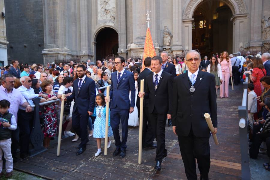 El extenso cortejo ha mezclado los elementos civiles y religiosos en un colorido desfile que ha sido seguido por miles de personas en la calle. Puede ver más fotos del Corpus en  este enlace . 