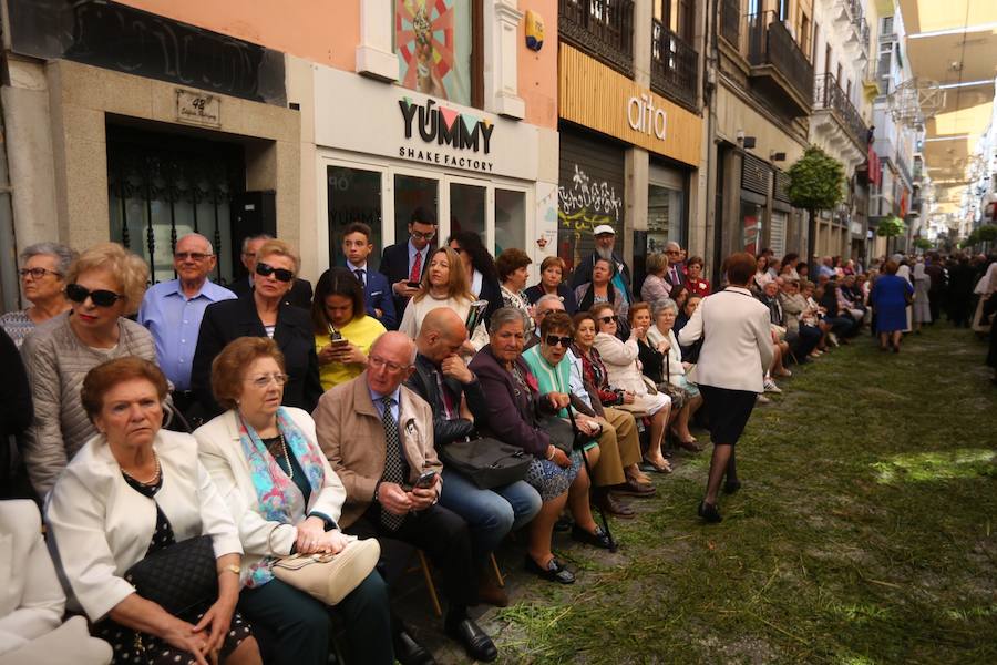 El extenso cortejo ha mezclado los elementos civiles y religiosos en un colorido desfile que ha sido seguido por miles de personas en la calle. Puede ver más fotos del Corpus en  este enlace . 