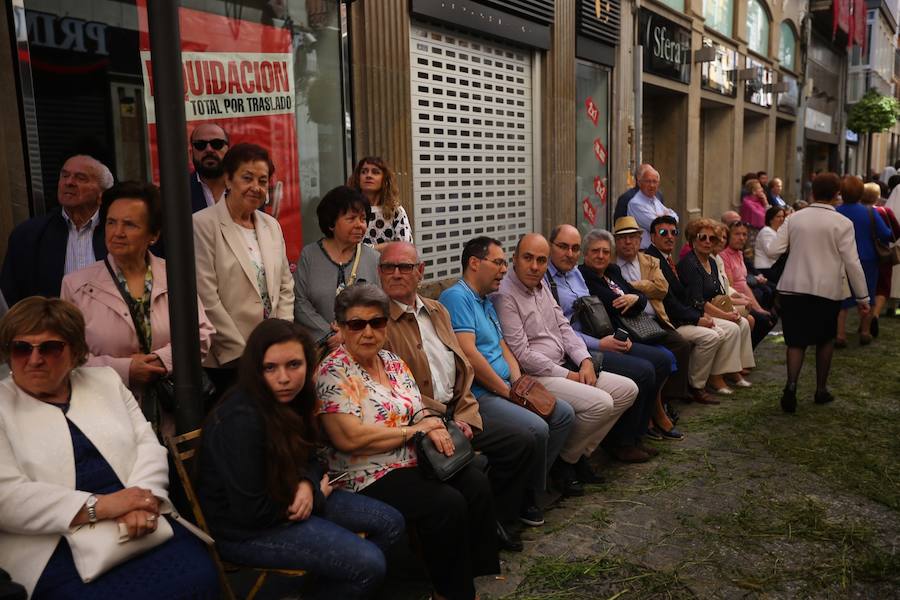 El extenso cortejo ha mezclado los elementos civiles y religiosos en un colorido desfile que ha sido seguido por miles de personas en la calle. Puede ver más fotos del Corpus en  este enlace . 