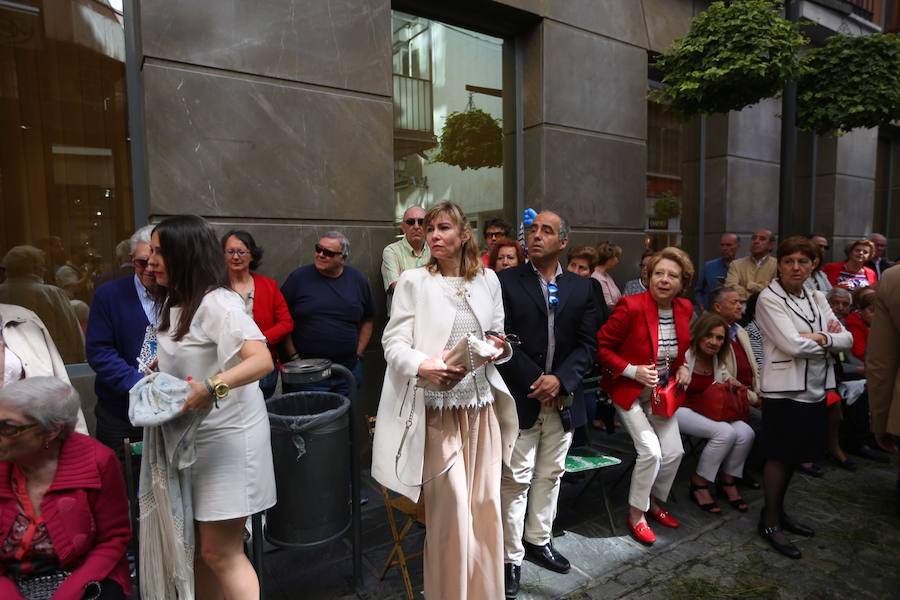 El extenso cortejo ha mezclado los elementos civiles y religiosos en un colorido desfile que ha sido seguido por miles de personas en la calle. Puede ver más fotos del Corpus en  este enlace . 