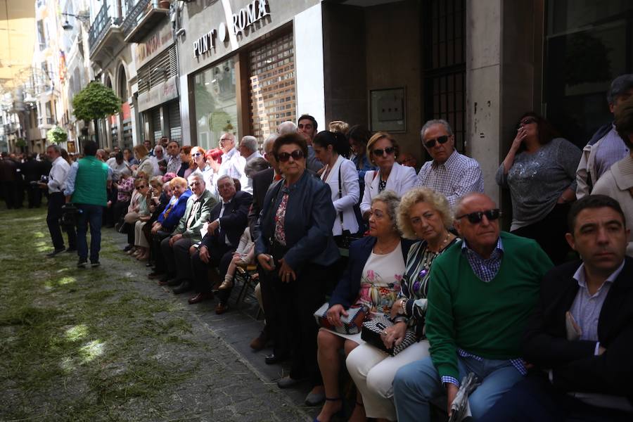 El extenso cortejo ha mezclado los elementos civiles y religiosos en un colorido desfile que ha sido seguido por miles de personas en la calle. Puede ver más fotos del Corpus en  este enlace . 