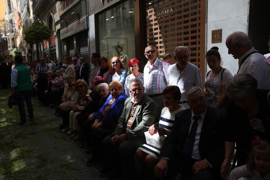 El extenso cortejo ha mezclado los elementos civiles y religiosos en un colorido desfile que ha sido seguido por miles de personas en la calle. Puede ver más fotos del Corpus en  este enlace . 