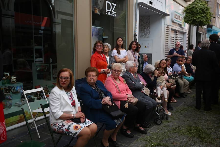 El extenso cortejo ha mezclado los elementos civiles y religiosos en un colorido desfile que ha sido seguido por miles de personas en la calle. Puede ver más fotos del Corpus en  este enlace . 