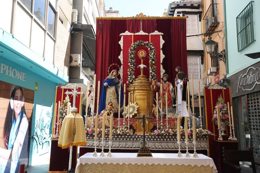 El extenso cortejo ha mezclado los elementos civiles y religiosos en un colorido desfile que ha sido seguido por miles de personas en la calle. Puede ver más fotos del Corpus en  este enlace . 