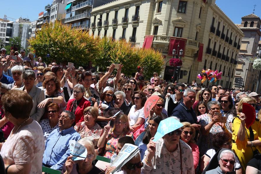 El extenso cortejo ha mezclado los elementos civiles y religiosos en un colorido desfile que ha sido seguido por miles de personas en la calle. Puede ver más fotos del Corpus en  este enlace . 