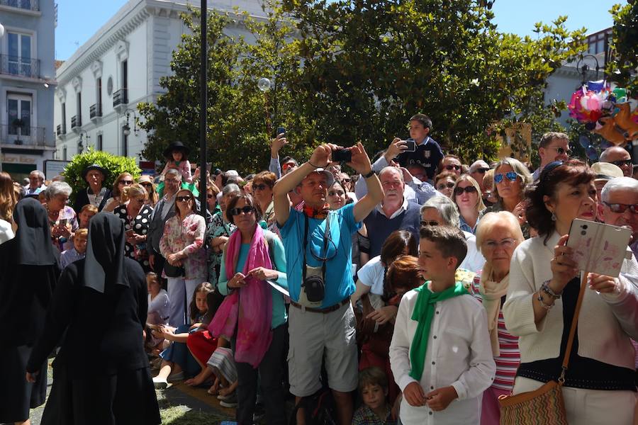 El extenso cortejo ha mezclado los elementos civiles y religiosos en un colorido desfile que ha sido seguido por miles de personas en la calle. Puede ver más fotos del Corpus en  este enlace . 