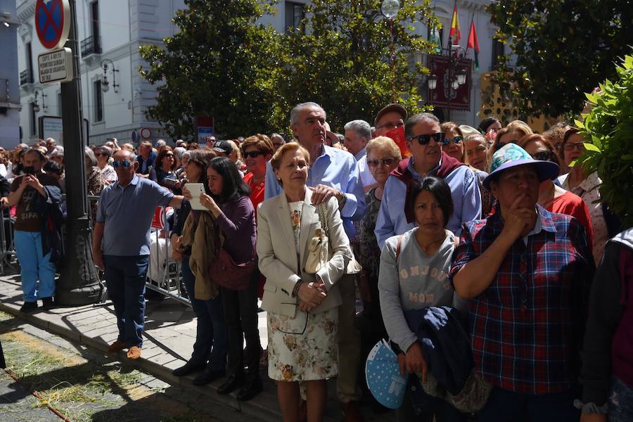 El extenso cortejo ha mezclado los elementos civiles y religiosos en un colorido desfile que ha sido seguido por miles de personas en la calle. Puede ver más fotos del Corpus en  este enlace . 