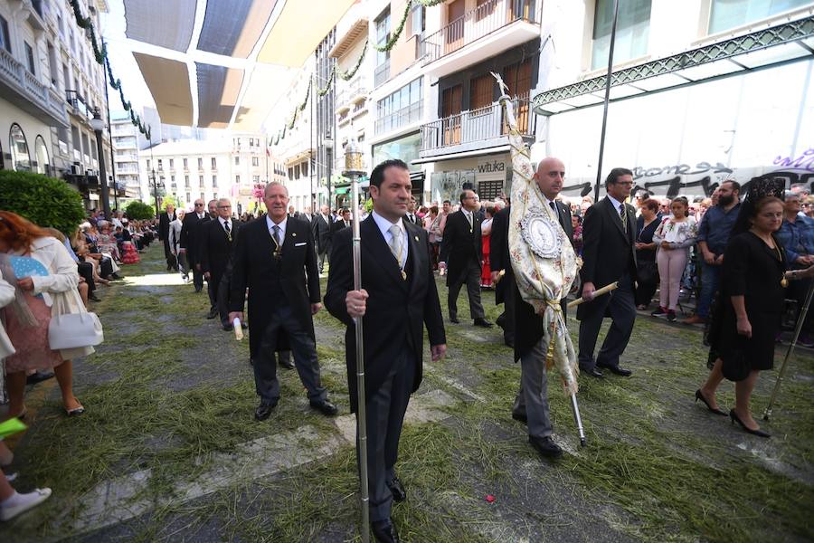 El extenso cortejo ha mezclado los elementos civiles y religiosos en un colorido desfile que ha sido seguido por miles de personas en la calle. Puede ver más fotos del Corpus en  este enlace . 