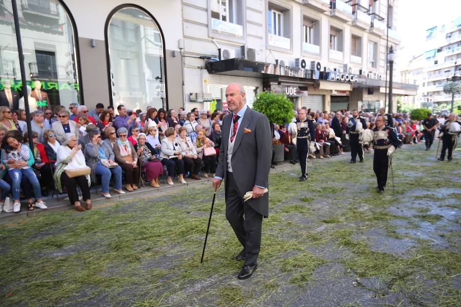 El extenso cortejo ha mezclado los elementos civiles y religiosos en un colorido desfile que ha sido seguido por miles de personas en la calle. Puede ver más fotos del Corpus en  este enlace . 