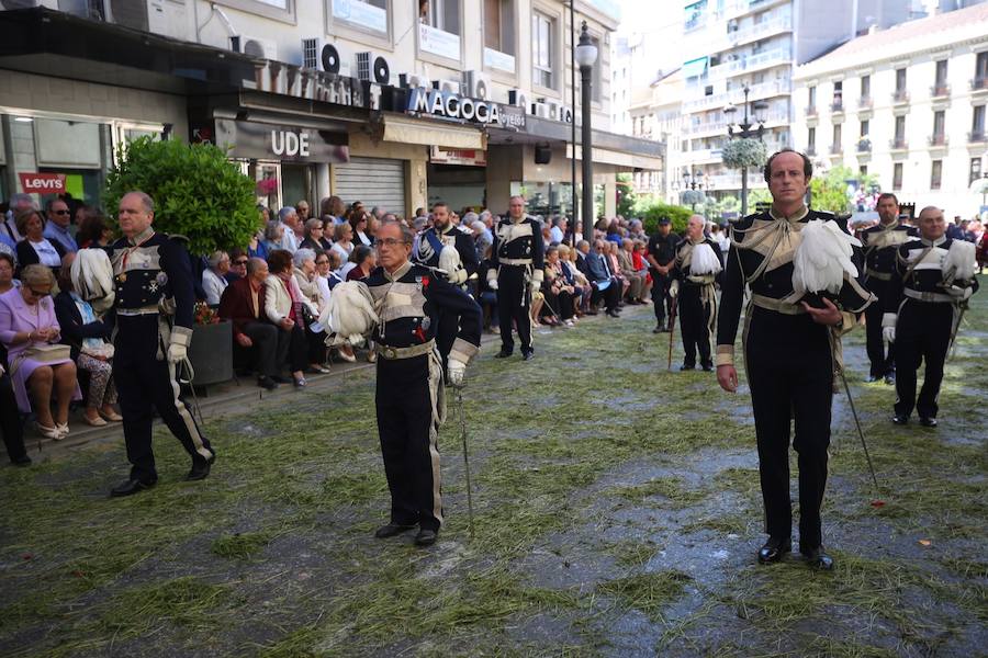 El extenso cortejo ha mezclado los elementos civiles y religiosos en un colorido desfile que ha sido seguido por miles de personas en la calle. Puede ver más fotos del Corpus en  este enlace . 