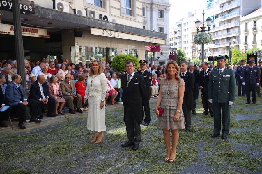 El extenso cortejo ha mezclado los elementos civiles y religiosos en un colorido desfile que ha sido seguido por miles de personas en la calle. Puede ver más fotos del Corpus en  este enlace . 