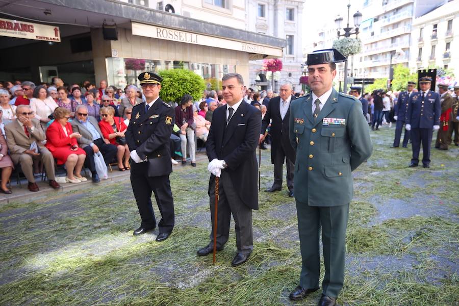 El extenso cortejo ha mezclado los elementos civiles y religiosos en un colorido desfile que ha sido seguido por miles de personas en la calle. Puede ver más fotos del Corpus en  este enlace . 