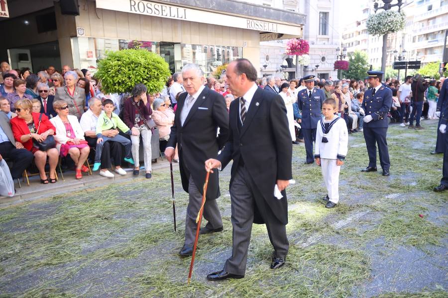 El extenso cortejo ha mezclado los elementos civiles y religiosos en un colorido desfile que ha sido seguido por miles de personas en la calle. Puede ver más fotos del Corpus en  este enlace . 