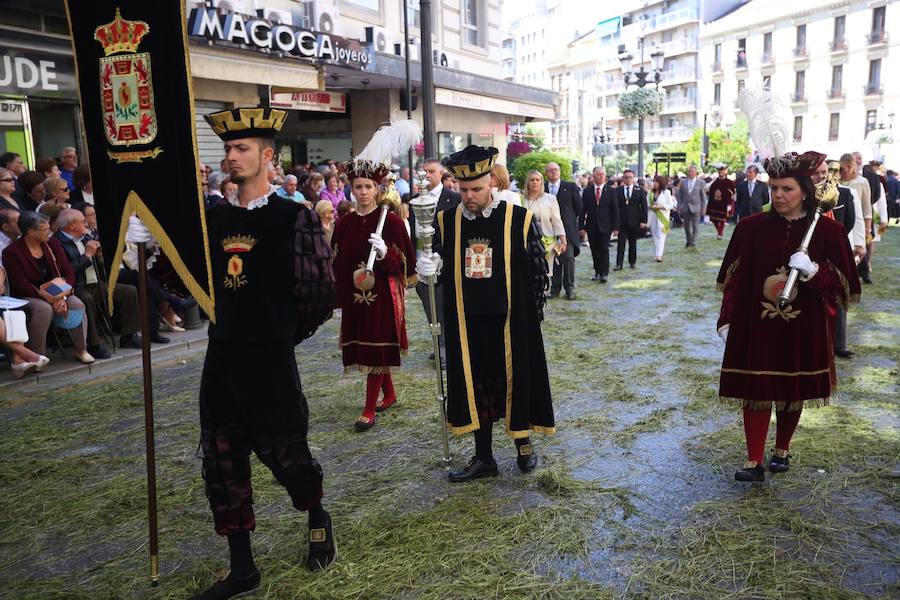 El extenso cortejo ha mezclado los elementos civiles y religiosos en un colorido desfile que ha sido seguido por miles de personas en la calle. Puede ver más fotos del Corpus en  este enlace . 