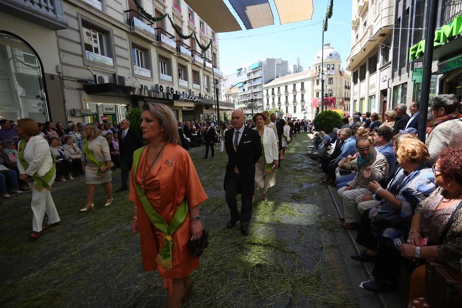 El extenso cortejo ha mezclado los elementos civiles y religiosos en un colorido desfile que ha sido seguido por miles de personas en la calle. Puede ver más fotos del Corpus en  este enlace . 