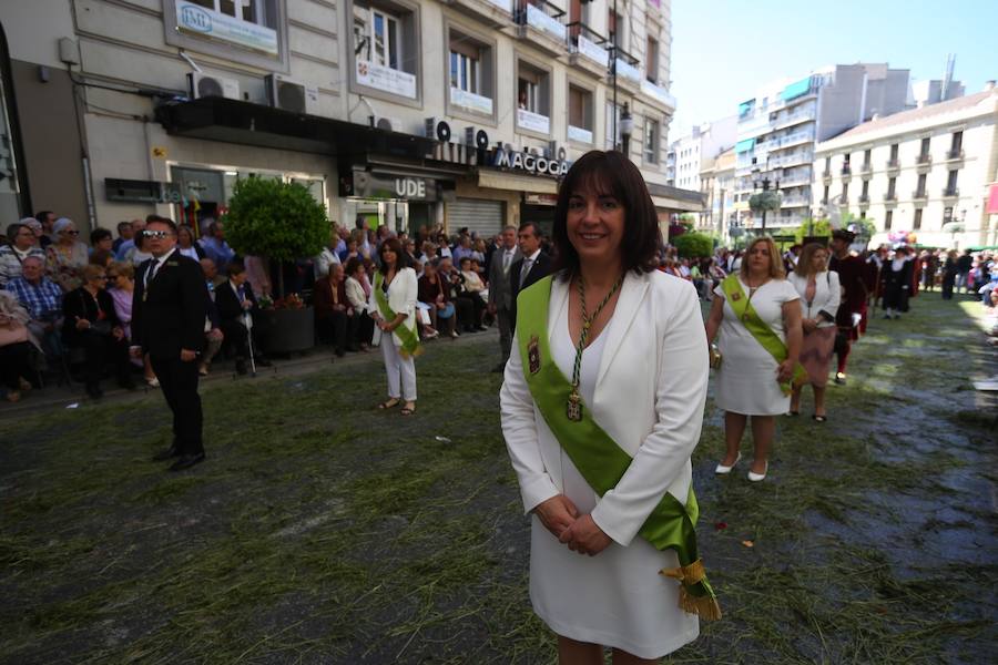 El extenso cortejo ha mezclado los elementos civiles y religiosos en un colorido desfile que ha sido seguido por miles de personas en la calle. Puede ver más fotos del Corpus en  este enlace . 