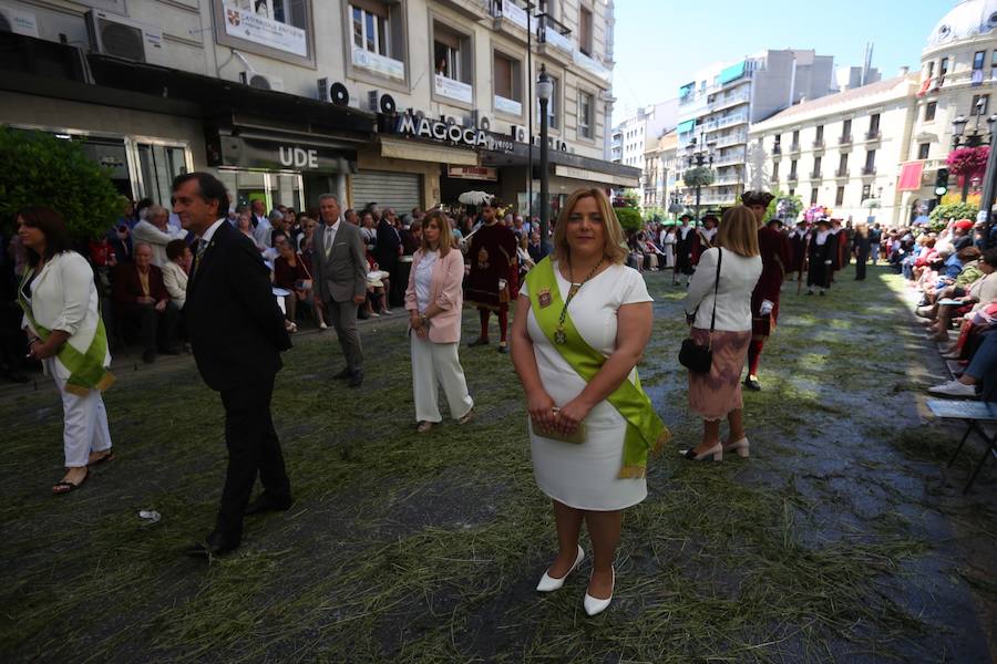 El extenso cortejo ha mezclado los elementos civiles y religiosos en un colorido desfile que ha sido seguido por miles de personas en la calle. Puede ver más fotos del Corpus en  este enlace . 