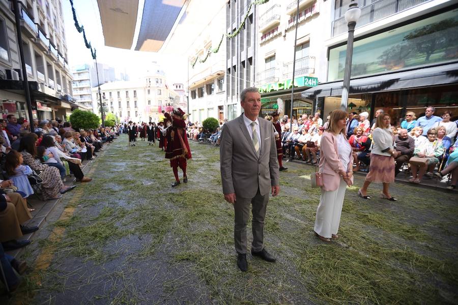 El extenso cortejo ha mezclado los elementos civiles y religiosos en un colorido desfile que ha sido seguido por miles de personas en la calle. Puede ver más fotos del Corpus en  este enlace . 