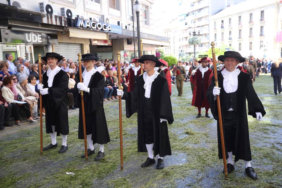 El extenso cortejo ha mezclado los elementos civiles y religiosos en un colorido desfile que ha sido seguido por miles de personas en la calle. Puede ver más fotos del Corpus en  este enlace . 