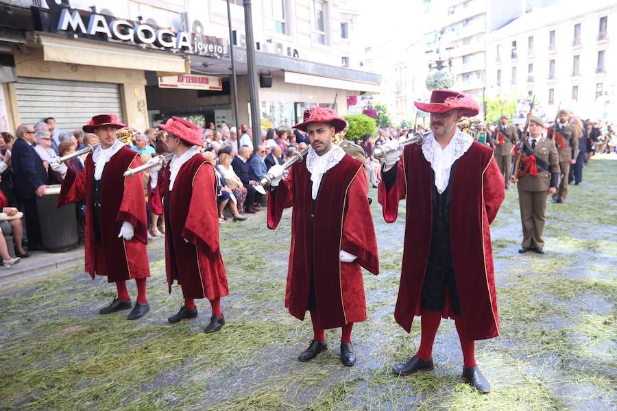 El extenso cortejo ha mezclado los elementos civiles y religiosos en un colorido desfile que ha sido seguido por miles de personas en la calle. Puede ver más fotos del Corpus en  este enlace . 