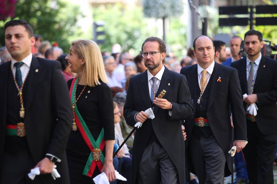 El extenso cortejo ha mezclado los elementos civiles y religiosos en un colorido desfile que ha sido seguido por miles de personas en la calle. Puede ver más fotos del Corpus en  este enlace . 