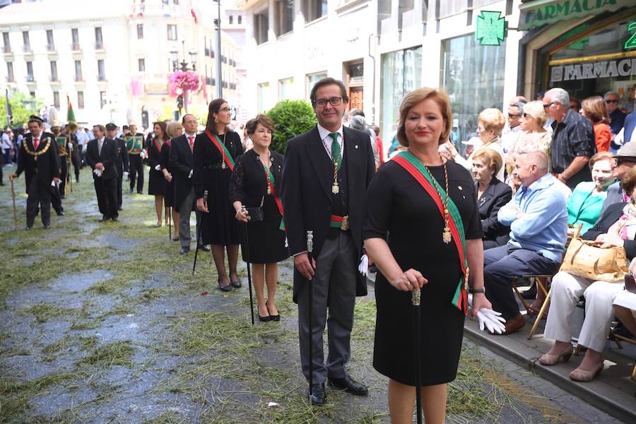 El extenso cortejo ha mezclado los elementos civiles y religiosos en un colorido desfile que ha sido seguido por miles de personas en la calle. Puede ver más fotos del Corpus en  este enlace . 