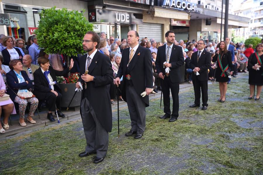 El extenso cortejo ha mezclado los elementos civiles y religiosos en un colorido desfile que ha sido seguido por miles de personas en la calle. Puede ver más fotos del Corpus en  este enlace . 