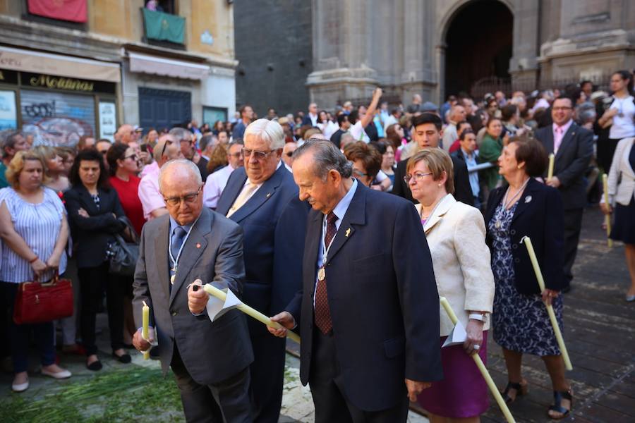 El extenso cortejo ha mezclado los elementos civiles y religiosos en un colorido desfile que ha sido seguido por miles de personas en la calle. Puede ver más fotos del Corpus en  este enlace . 