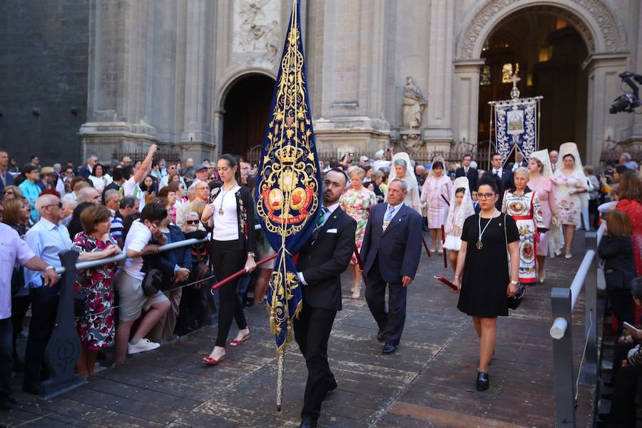 El extenso cortejo ha mezclado los elementos civiles y religiosos en un colorido desfile que ha sido seguido por miles de personas en la calle. Puede ver más fotos del Corpus en  este enlace . 