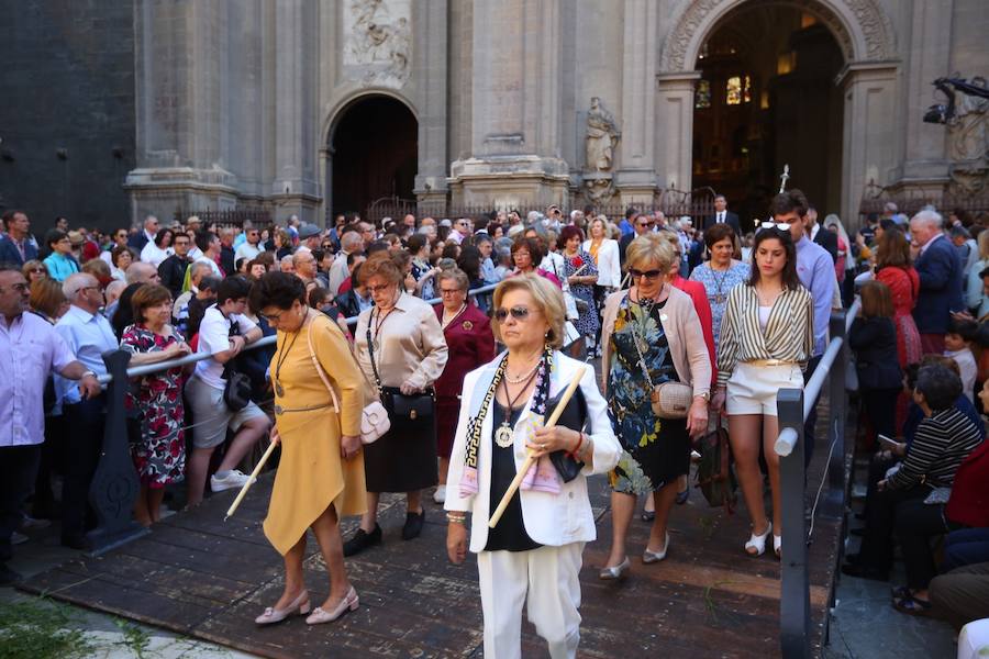 El extenso cortejo ha mezclado los elementos civiles y religiosos en un colorido desfile que ha sido seguido por miles de personas en la calle. Puede ver más fotos del Corpus en  este enlace . 