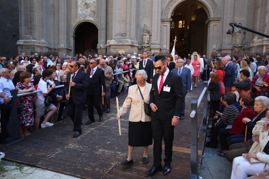 El extenso cortejo ha mezclado los elementos civiles y religiosos en un colorido desfile que ha sido seguido por miles de personas en la calle. Puede ver más fotos del Corpus en  este enlace . 