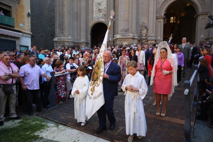 El extenso cortejo ha mezclado los elementos civiles y religiosos en un colorido desfile que ha sido seguido por miles de personas en la calle. Puede ver más fotos del Corpus en  este enlace . 