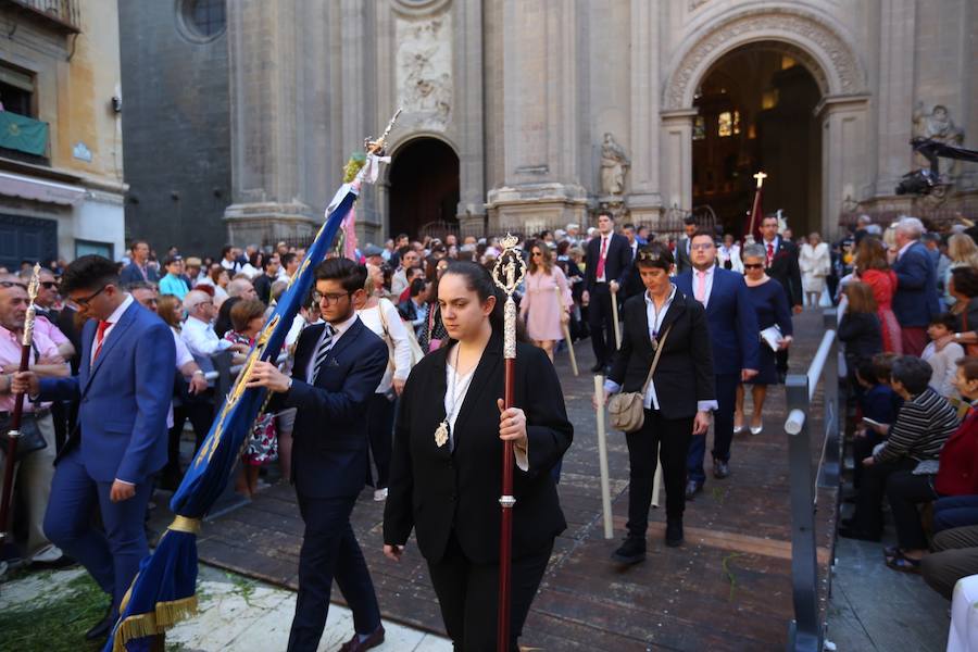 El extenso cortejo ha mezclado los elementos civiles y religiosos en un colorido desfile que ha sido seguido por miles de personas en la calle. Puede ver más fotos del Corpus en  este enlace . 