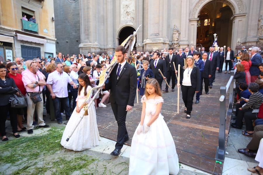 El extenso cortejo ha mezclado los elementos civiles y religiosos en un colorido desfile que ha sido seguido por miles de personas en la calle. Puede ver más fotos del Corpus en  este enlace . 