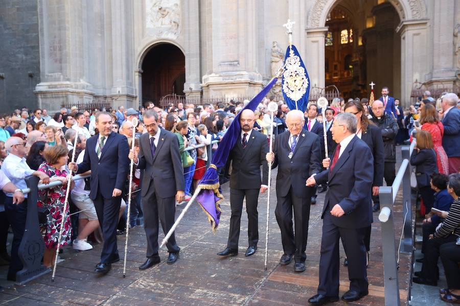 El extenso cortejo ha mezclado los elementos civiles y religiosos en un colorido desfile que ha sido seguido por miles de personas en la calle. Puede ver más fotos del Corpus en  este enlace . 