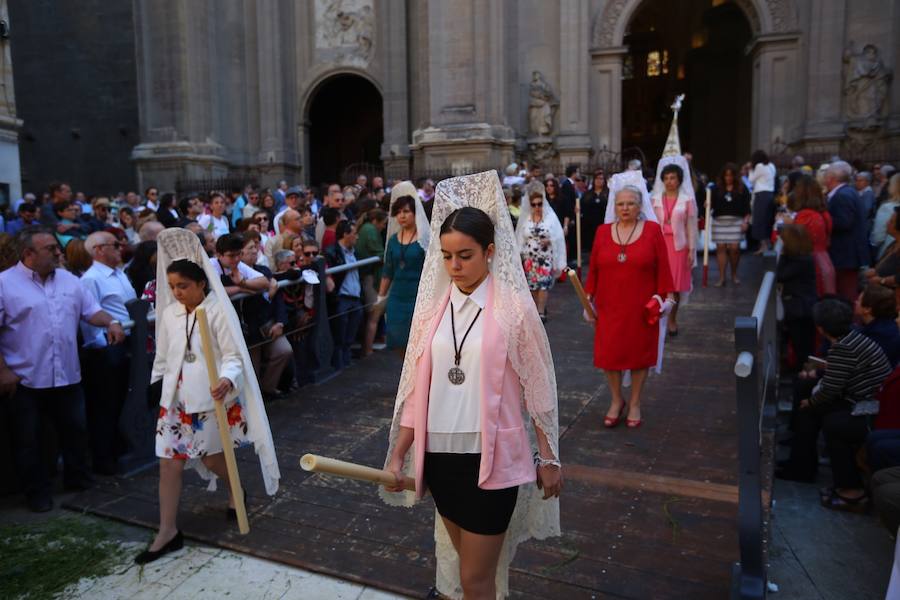 El extenso cortejo ha mezclado los elementos civiles y religiosos en un colorido desfile que ha sido seguido por miles de personas en la calle. Puede ver más fotos del Corpus en  este enlace . 